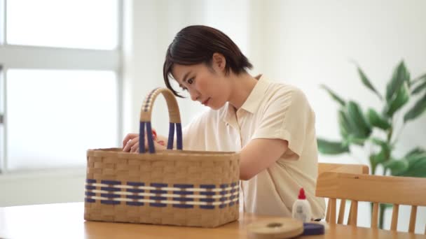 Una Mujer Haciendo Una Cesta Con Una Banda Manualidades — Vídeos de Stock