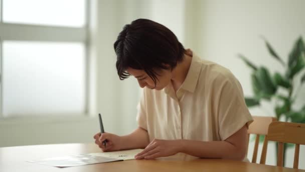 一个练习笔刷的女人 — 图库视频影像