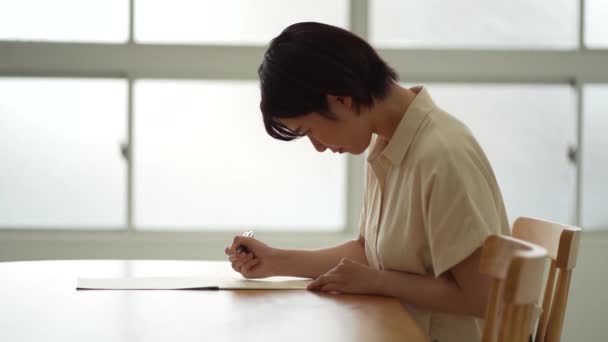 Una Mujer Practicando Escritura Bolígrafos — Vídeos de Stock