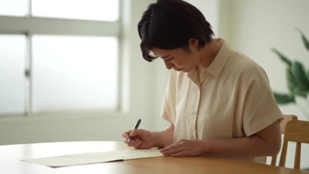 Una Mujer Practicando Escritura Bolígrafos — Vídeos de Stock
