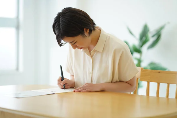 Una Donna Che Pratica Una Penna Pennello — Foto Stock