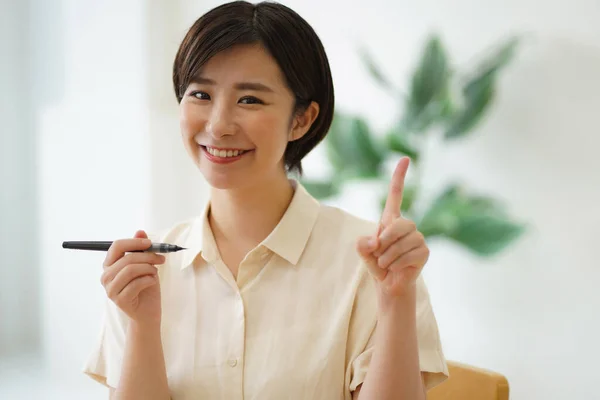 Eine Frau Praktiziert Einen Pinselstift — Stockfoto