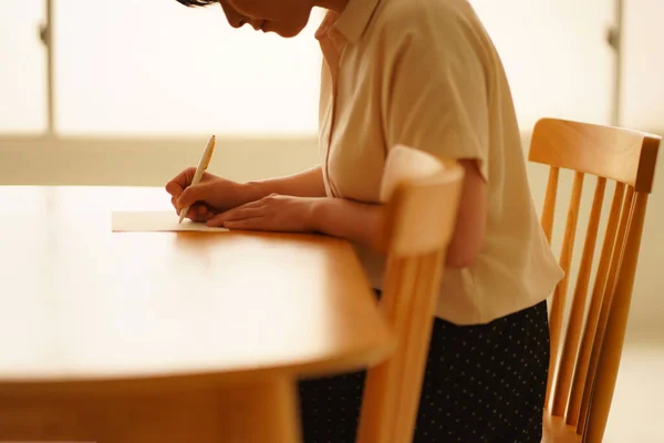 Image Une Femme Écrivant Une Lettre — Photo