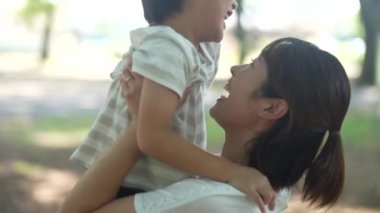 Gülümseyen ebeveyn ve çocuk 