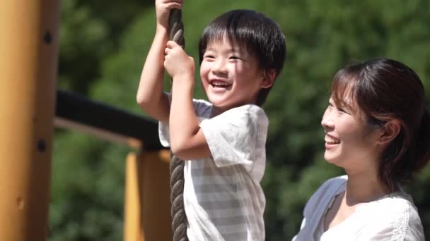 Родители Дети Играют Тарзанской Веревкой — стоковое видео