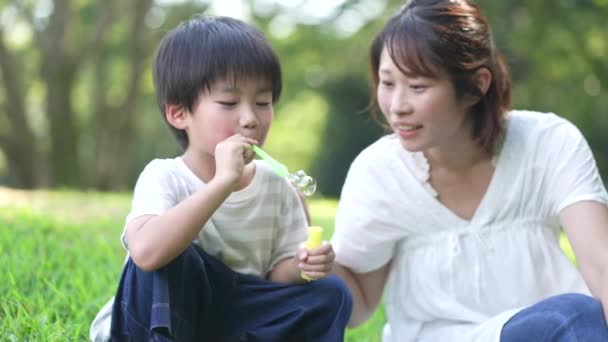 Ebeveynler Çocuklar Sabun Köpüğüyle Oynuyorlar — Stok video