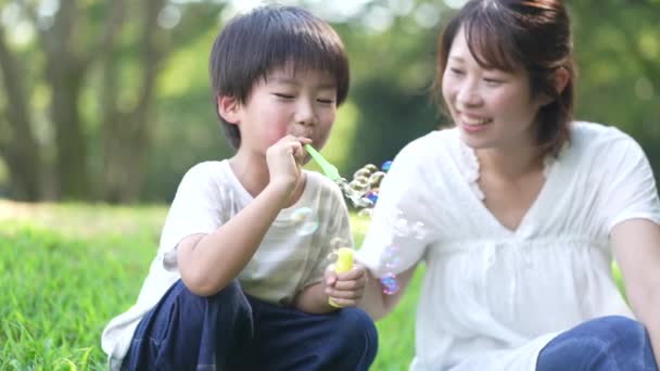 Padres Hijos Jugando Con Burbujas Jabón — Vídeos de Stock