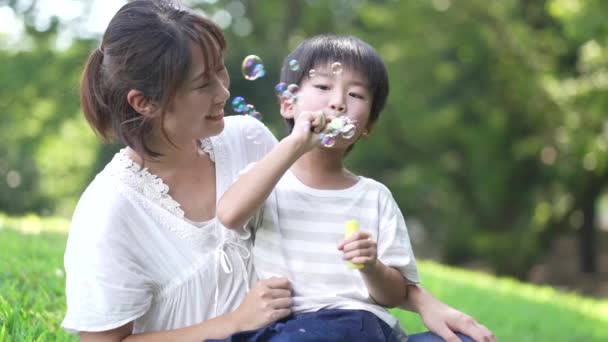 Föräldrar Och Barn Leker Med Såpbubblor — Stockvideo