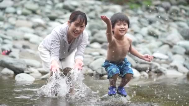Ebeveynler Çocuklar Nehirde Oynuyorlar — Stok video