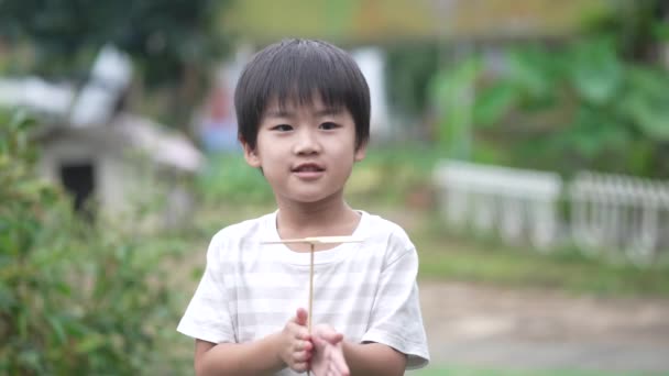 Bild Pojke Som Leker Med Bambu Trollslända — Stockvideo