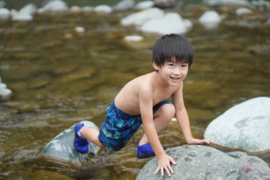 Nehirde oynayan çocuk 