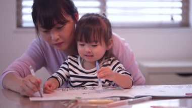 Çizilecek ebeveyn ve çocuk 