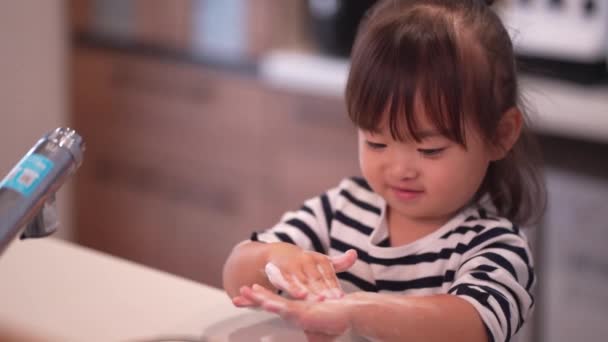 手を洗う少女のイメージ — ストック動画