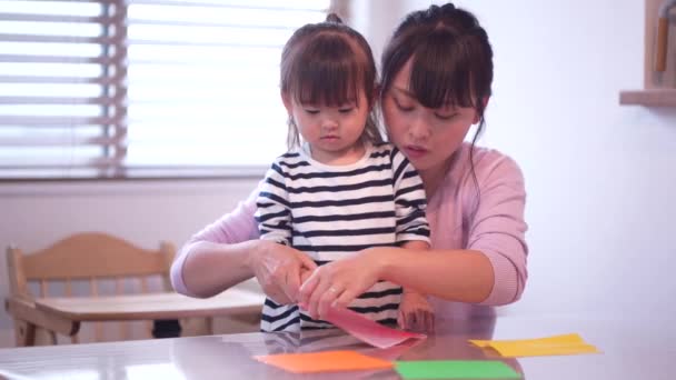 Asiatische Mutter Und Ihre Kleine Tochter Zahlen Zusammen — Stockvideo