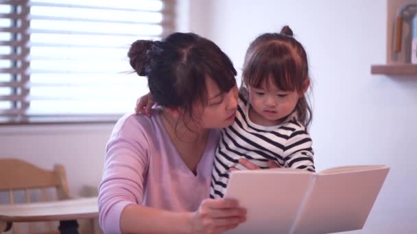 家长和儿童阅读图画书 — 图库视频影像