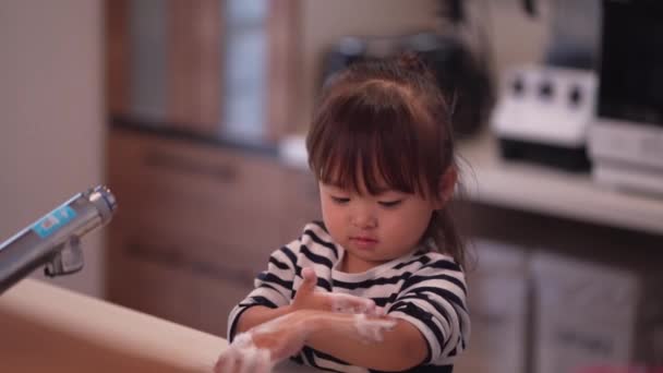 手を洗う少女のイメージ — ストック動画