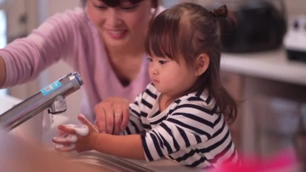Ouders Kinderen Hun Handen Wassen — Stockvideo