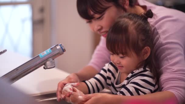 Parents Enfants Pour Laver Les Mains — Video