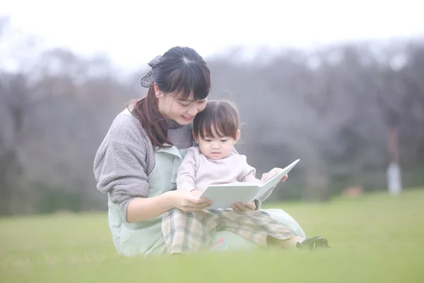 Rodzice Dzieci Czytający Książki Obrazkowe — Zdjęcie stockowe