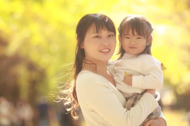 Gülümseyen ebeveyn ve çocuk 