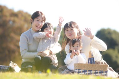 Gülümseyen ebeveyn ve çocuk 