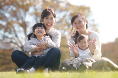 Gülümseyen ebeveyn ve çocuk 