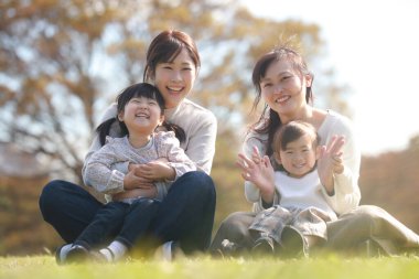 Gülümseyen ebeveyn ve çocuk 