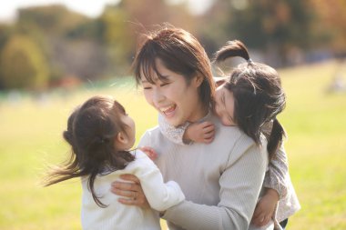 Gülümseyen ebeveyn ve çocuk 