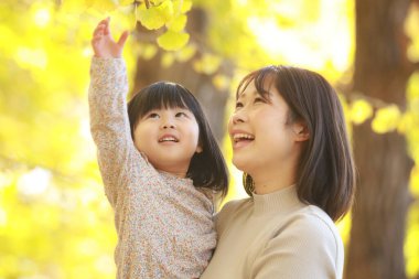 Gülümseyen ebeveyn ve çocuk 