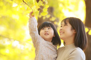 Gülümseyen ebeveyn ve çocuk 