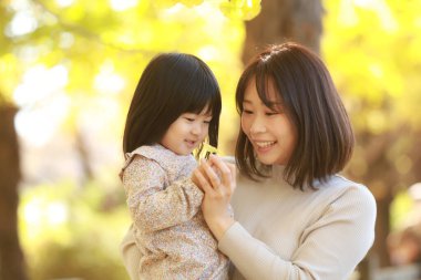 Gülümseyen ebeveyn ve çocuk 