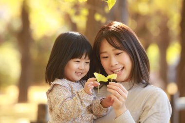 Gülümseyen ebeveyn ve çocuk 