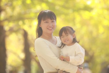 Gülümseyen ebeveyn ve çocuk 