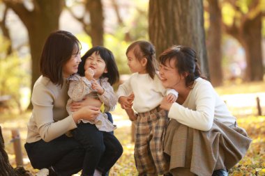 Gülümseyen ebeveyn ve çocuk 