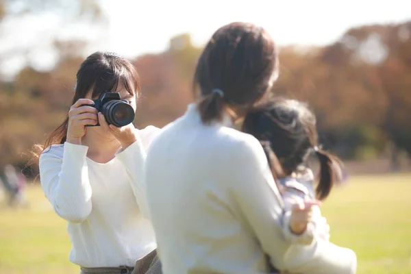 Female Cameraman Taking Pictures Parents Children — Stok fotoğraf
