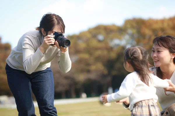 Female Cameraman Taking Pictures Parents Children — стоковое фото