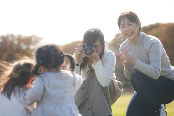 Madre Tomando Fotos Los Niños —  Fotos de Stock