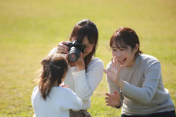 Anne çocukların fotoğraflarını çekiyor. 