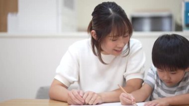 Parent and child drawing a picture 