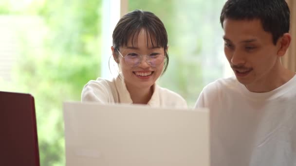 Boldog Japán Pár Használja Laptop Otthon — Stock videók