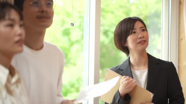 Jovem Casal Japonês Conversando Com Agente Imobiliário Sobre Compra Novo — Vídeo de Stock