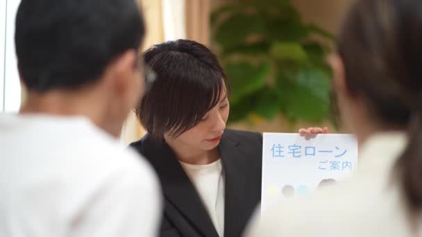 Молоде Японське Подружжя Говорить Агентом Нерухомості Про Купівлю Нової Квартири — стокове відео