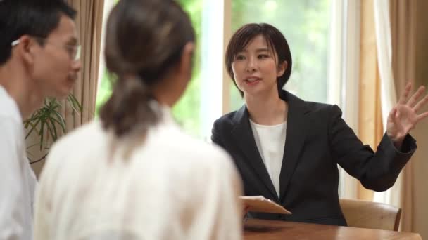 Joven Pareja Japonesa Hablando Con Agente Inmobiliario Sobre Compra Nuevo — Vídeos de Stock