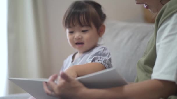 家长和儿童阅读图画书 — 图库视频影像