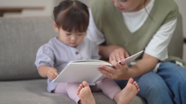 Padres Hijos Leyendo Libros Ilustrados — Vídeos de Stock