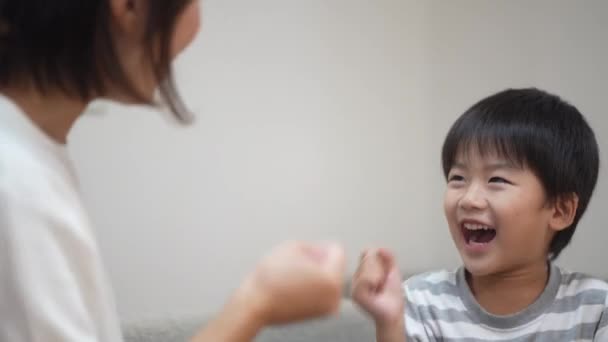 顔を背けてホイアンと遊ぶ両親と子供たち — ストック動画
