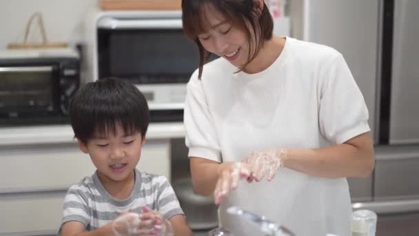 Γονείς Και Παιδιά Πλύνουν Χέρια Τους — Αρχείο Βίντεο