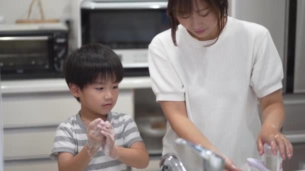 Γονείς Και Παιδιά Πλύνουν Χέρια Τους — Αρχείο Βίντεο