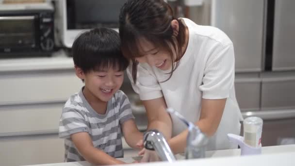 両親と子供が手を洗う — ストック動画