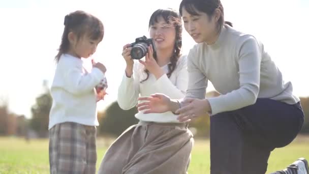 子供の写真を撮る母 — ストック動画